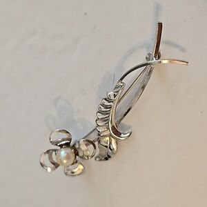 CATAMORE 1/20-12KSF Faux Pearl Silvertone Flower Brooch